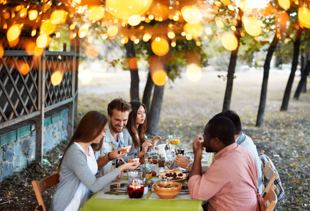 Un groupe d'amis partagent un repas lors d'une table champêtre