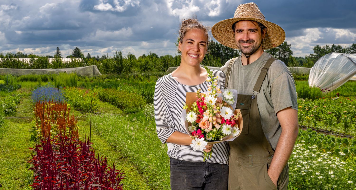 Création sans titre (4) Couple de cultivateurs posent devant leur champ de fleurs