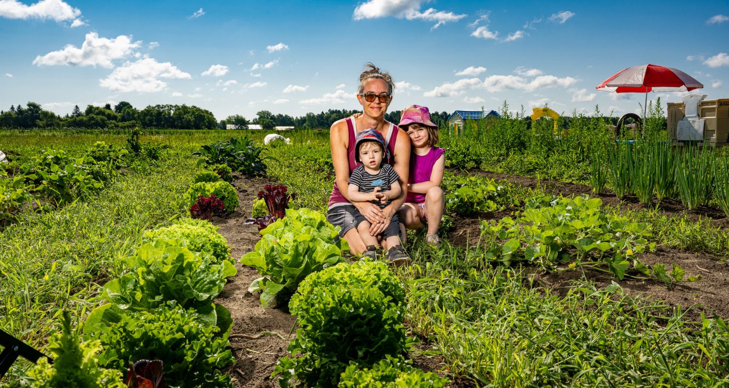 Création sans titre Mère et ses 2 jeunes enfants posent au milieu du potager